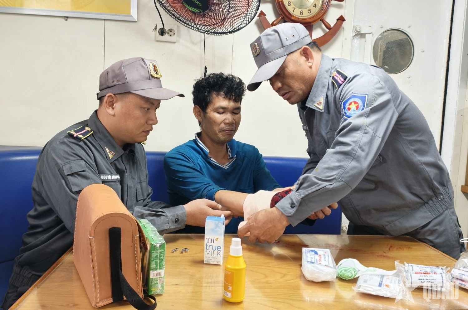 Tàu KN 466 đưa ngư dân bị nạn về điều trị tại đặc khu Phú Quý (Lâm Đồng)
